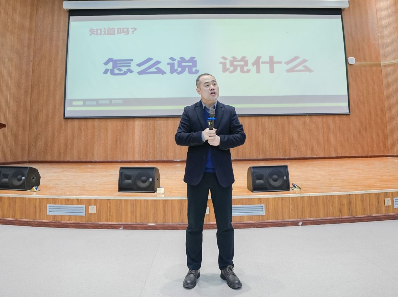 伟德国际victor1946邀请兰大屠兴勇教授为师生做学术讲座