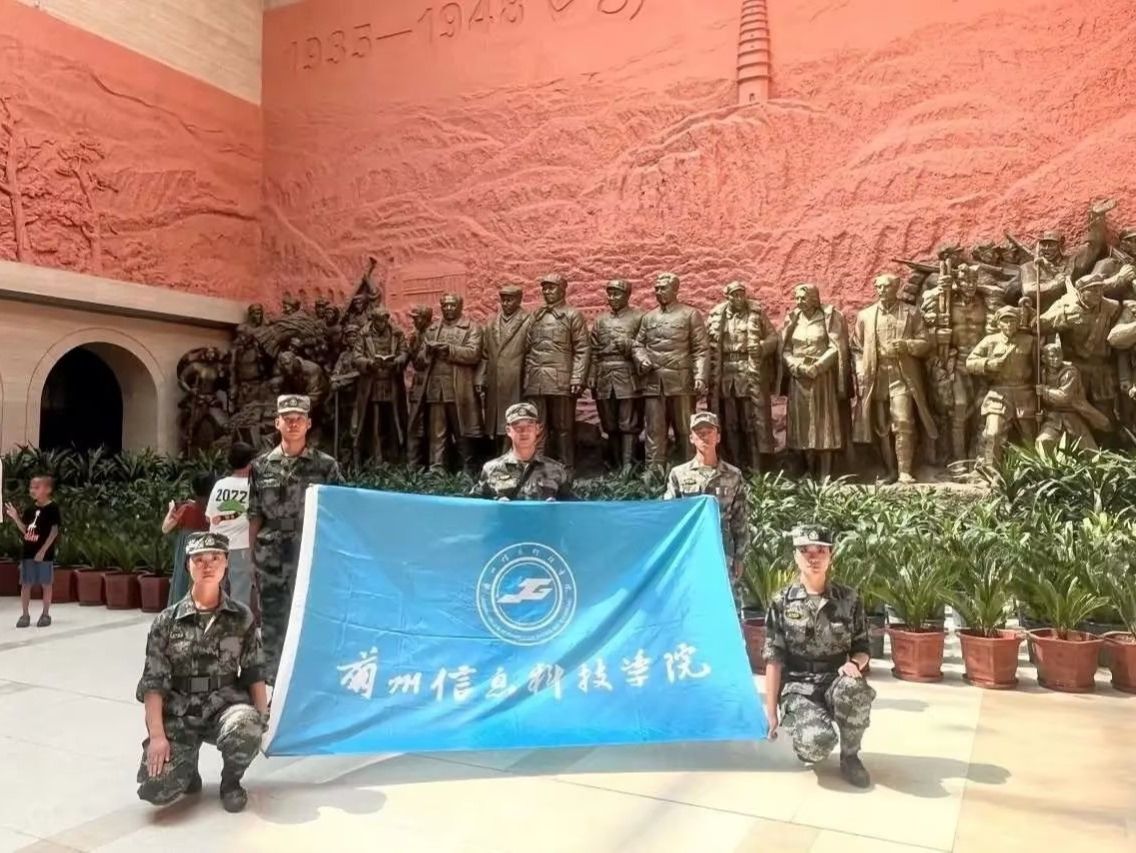 伟德国际victor1946师生代表参加第四届甘肃省大学生军事训练营