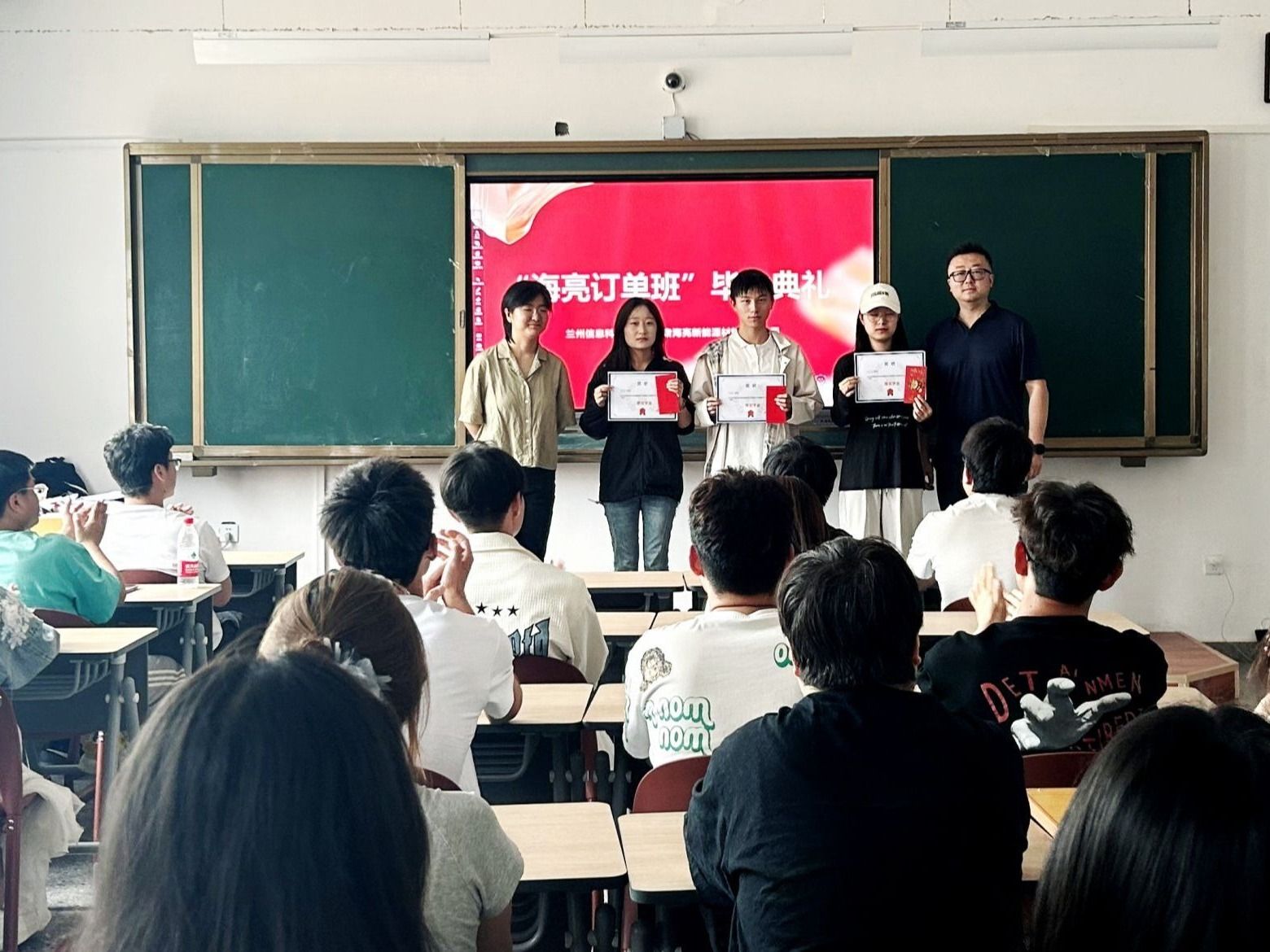 伟德国际victor1946举行第一届“海亮班”结业暨奖学金颁发仪式