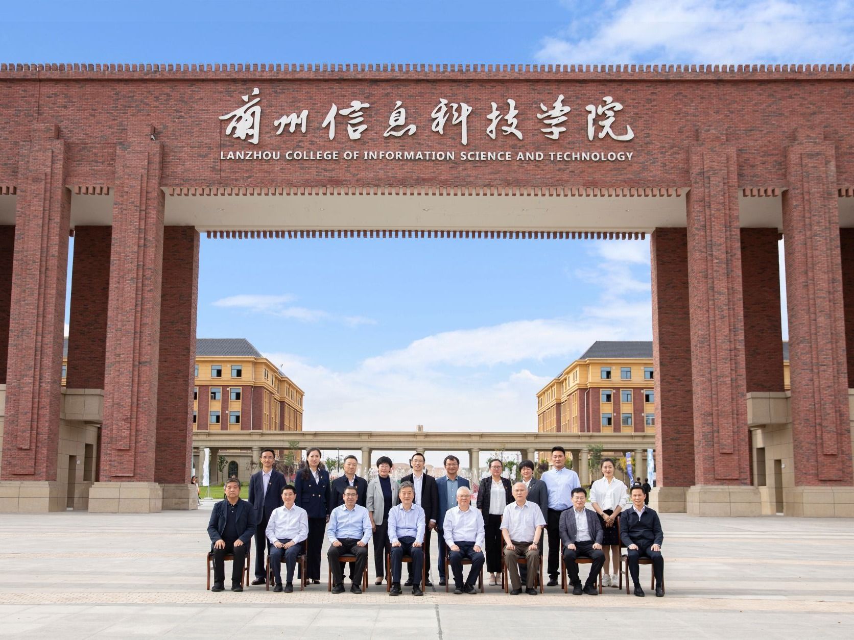 领导关怀 | 民进中央副主席王刚在伟德国际victor1946调研慰问教师代表