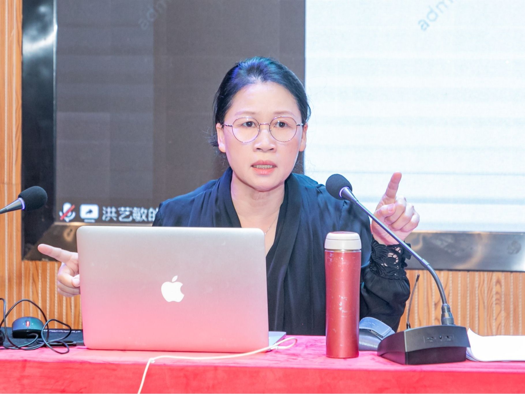 构建应用型人才培养体系——教育部评估专家洪艺敏教授走进伟德国际victor1946指导评建工作