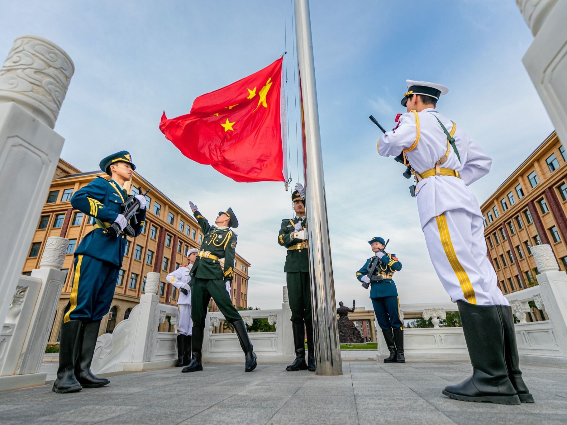 伟德国际victor1946举行庆“七一”升国旗仪式