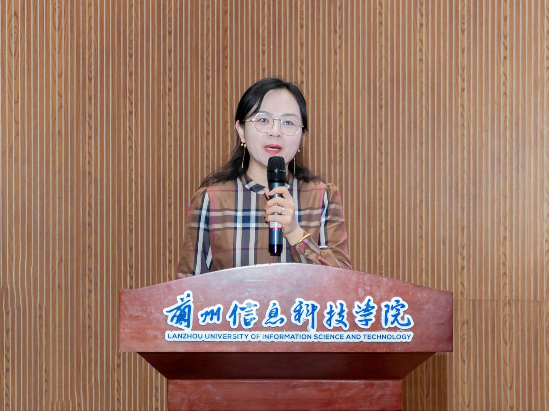伟德国际victor1946开展《防范化解重大经济金融风险漫谈》专题讲座