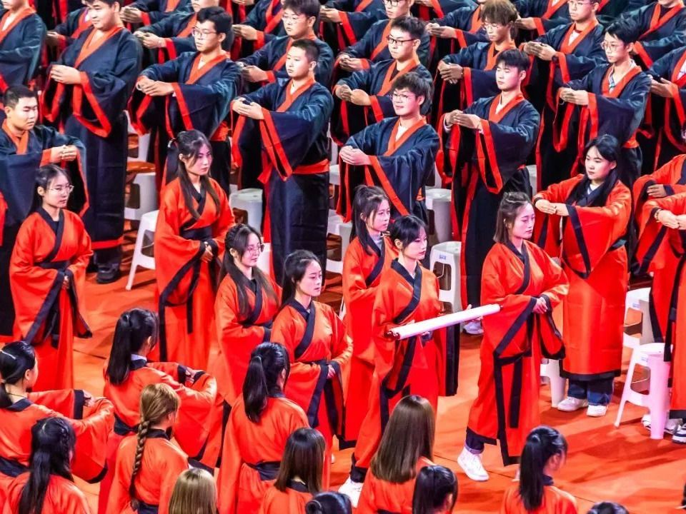 成就最非凡模样！伟德国际victor1946开学大典上千名学生身着汉服行尊师礼