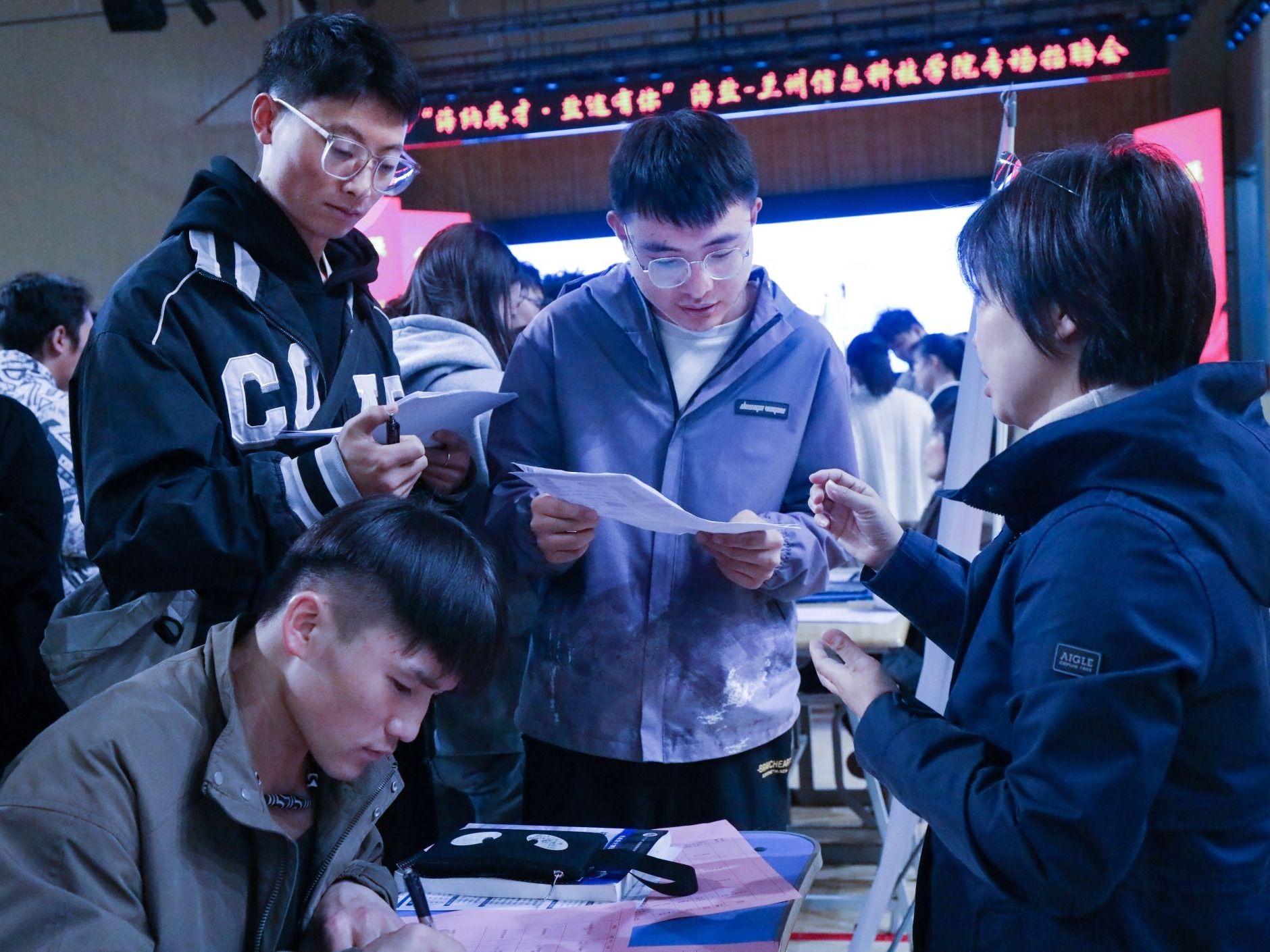 伟德国际victor1946举办“海纳英才·盐途有你”浙江海盐引才专场招聘会