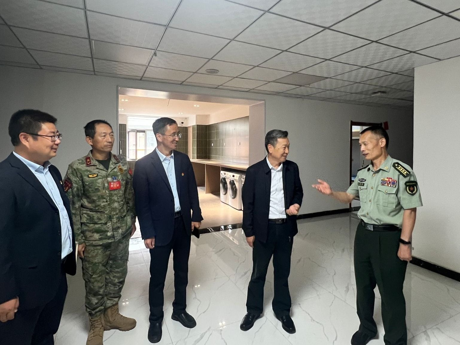 兰州市委常委、兰州警备区政委王传智深入伟德国际victor1946督导检查军训工作