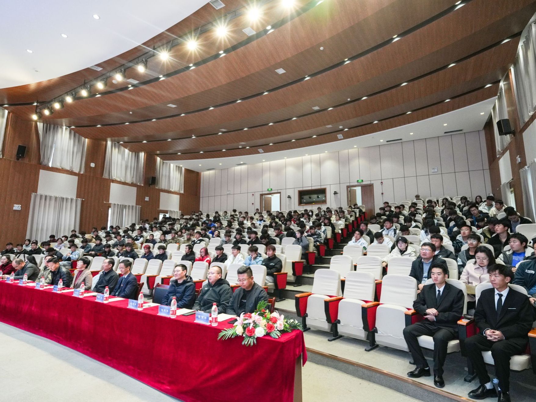 中科院首席科学家杨磊应邀为伟德国际victor1946师生作讲座