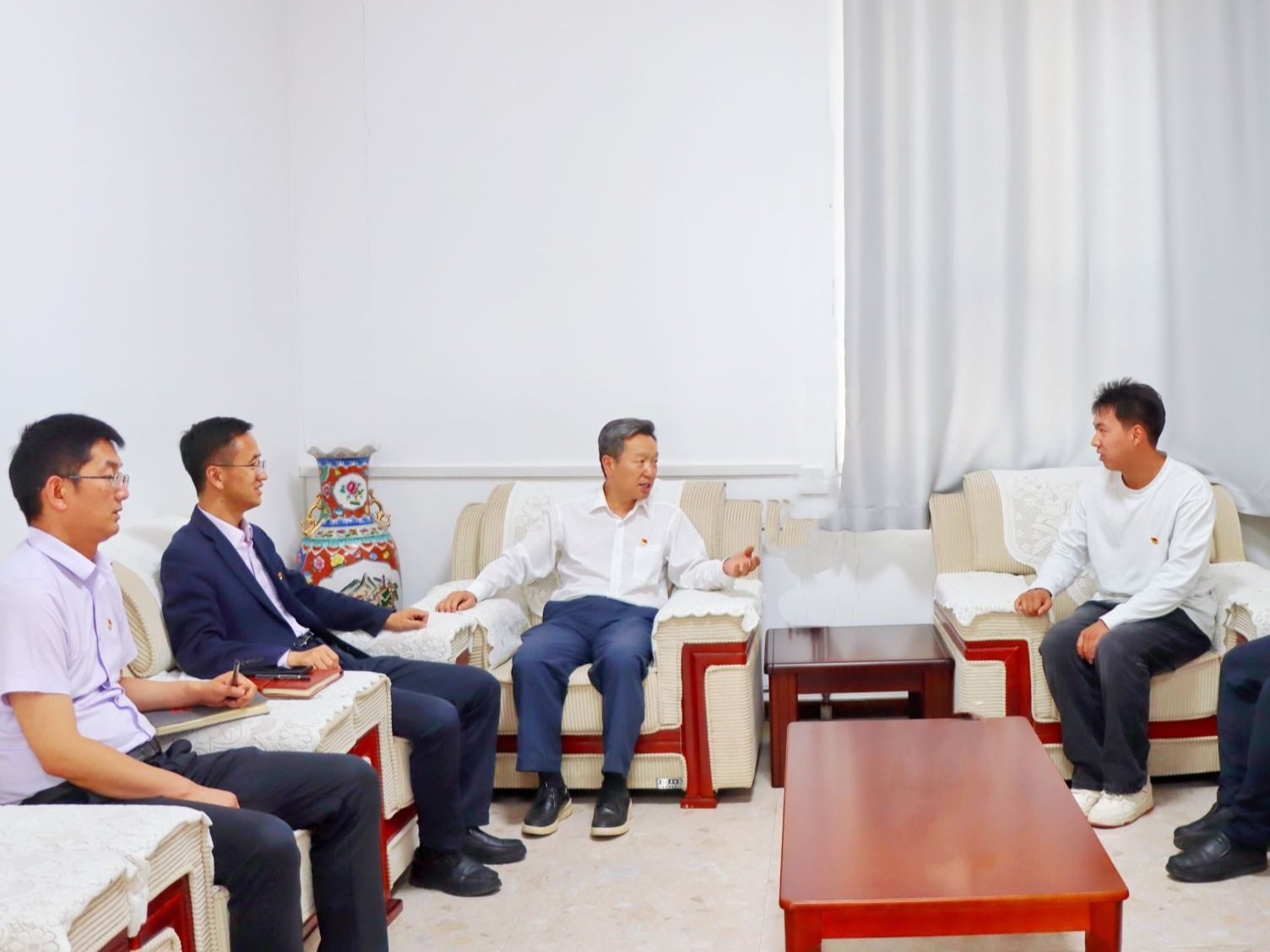 伟德国际victor1946党委书记与省人大代表学生深入交谈，共话育人与履职