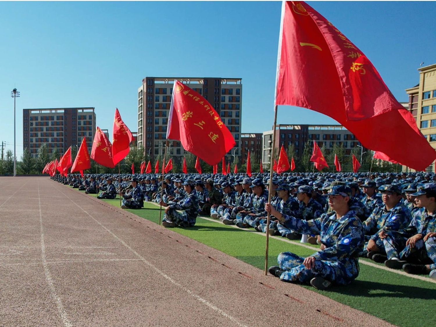 践行强国志，砥砺正当时  —伟德国际victor1946举行国防教育专题报告会